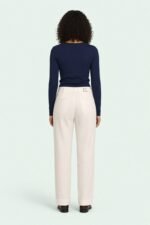 ASSANE, pantalon droit blanc chaud — vue de dos, fond vert