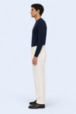 ASSANE, pantalon droit blanc chaud — vue de profil, fond bleu