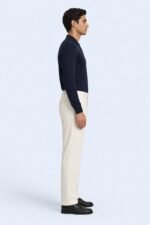 COLIN · Pantalon coton & lin — vue de profil, fond bleu