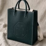 FRANE, cabas en cuir vert Cèdre à monogramme pressé de la collection ATLAS — vue principale