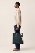 FRANE, cabas en cuir vert Cèdre — vue de profil