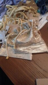 Petites housses à sequins fournies avec les articles Idrissi's brand