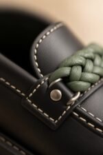 KIMA, détail de la tresse en cuir vert Cèdre et du point crème