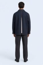 RARI, veste chore navy — vue de dos, fond bleu