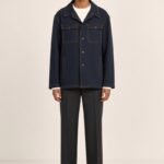 RARI, veste chore navy à surpiqûres ocre de la collection ATLAS — vue de face