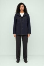RARI, veste chore navy — vue de face, fond vert