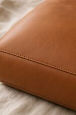 SWIRA · Cabas cognac — détail matière, fond nacre