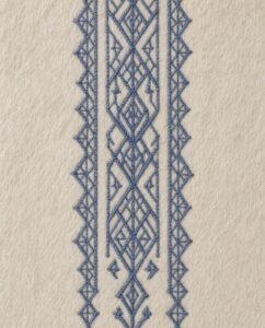 TROZE, détail de la broderie bleu indigo sur l'ivoire